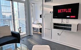Stunning Luxurious Lakeview Condo By Cn Tower