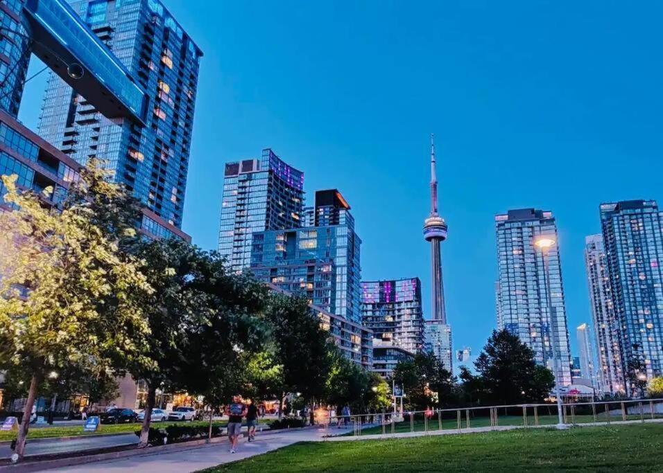 Stunning Luxurious Lakeview Condo By Cn Tower Toronto Exterior foto
