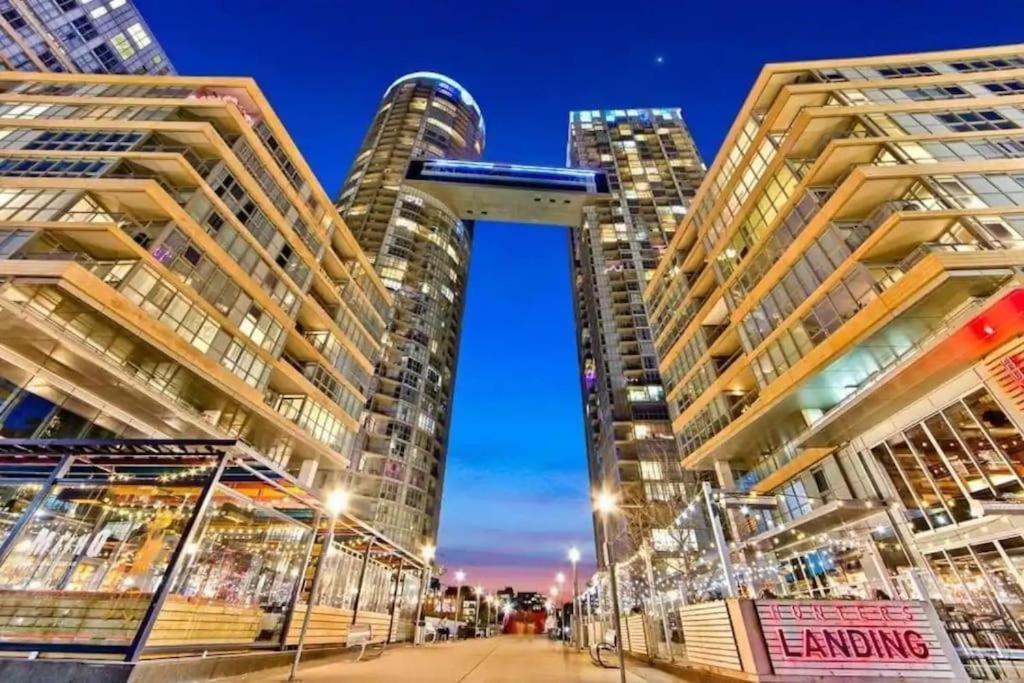 Stunning Luxurious Lakeview Condo By Cn Tower Toronto Exterior foto